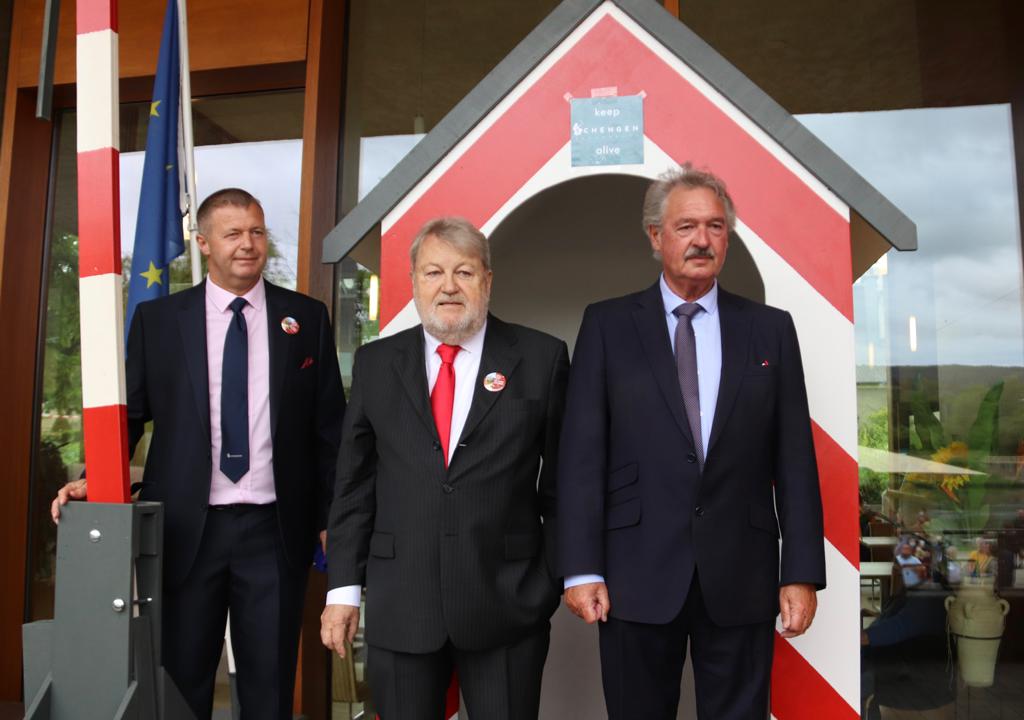 Bürgermeister von Schengen Michel Gloden, der damalige Unterzeichner für Luxemburg Robert Goebbels und Außenminister Jean Asselborn